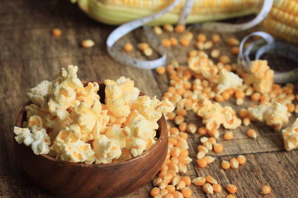Popcorn mit getrocknetem Siehe - Foto, Bild