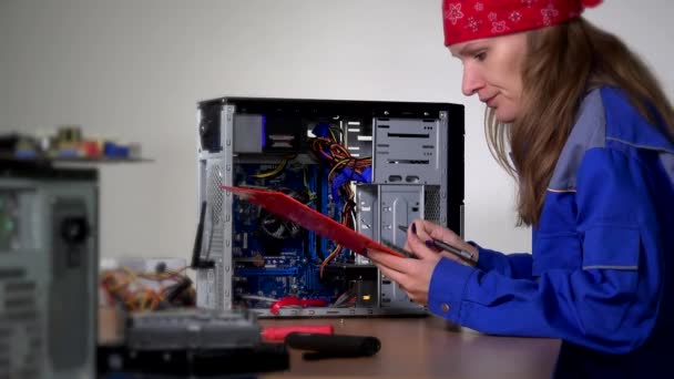 Computerspezialistin installiert RAM-Speicher in stationären Computer - Filmmaterial, Video