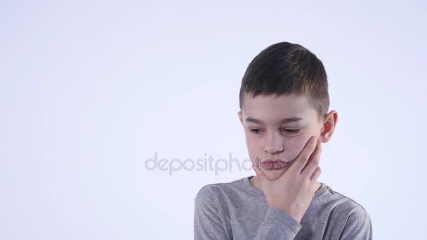 Boy thinking over white background - Πλάνα, βίντεο