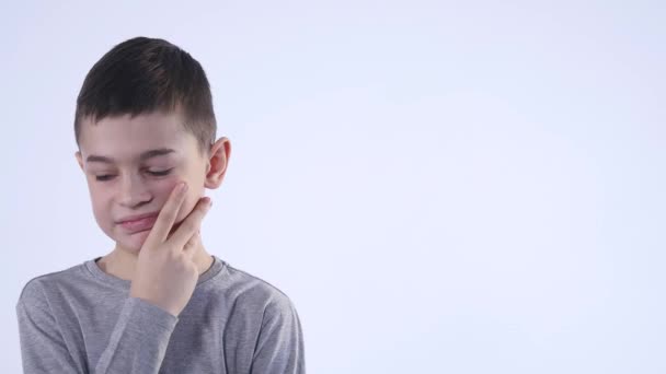 Boy thinking over white background - Imágenes, Vídeo