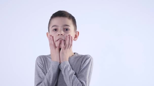 Amazed or surprised child boy hand holding hairs on face - Imágenes, Vídeo