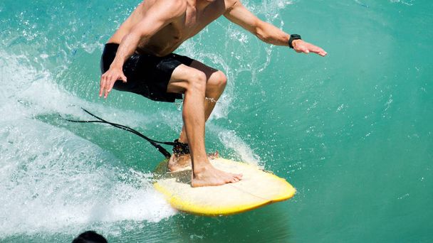 Surfing w tropikalny woda - Zdjęcie, obraz