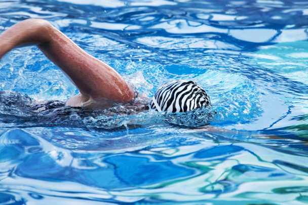 úszás a medencében - Fotó, kép