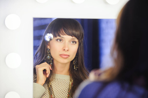 beautiful woman looks in the mirror - Foto, Bild