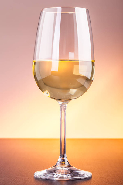 Classy white wine glass - Valokuva, kuva