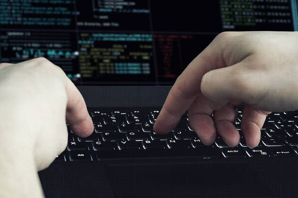 Hacker mains au travail sur un ordinateur portable. vue première personne
. - Photo, image