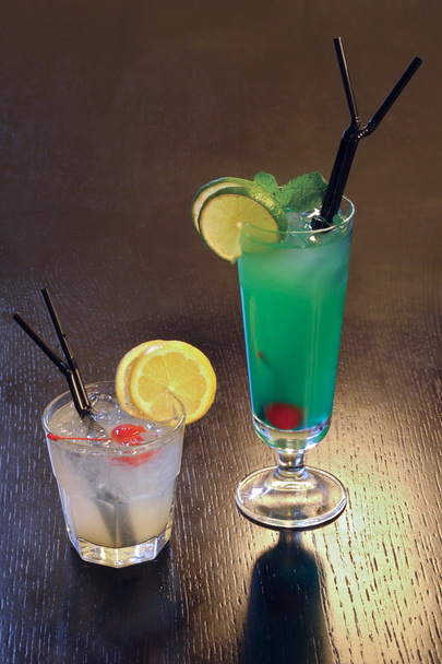 cocktails in de glazen - Foto, afbeelding