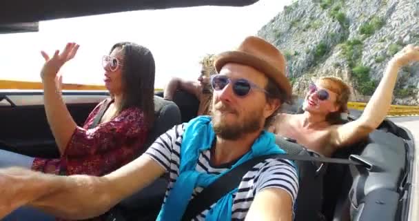 Mann fährt mit Freunden im Cabrio - Filmmaterial, Video