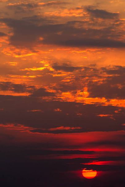 Manzara, güneşli bir tarlada şafak - Fotoğraf, Görsel