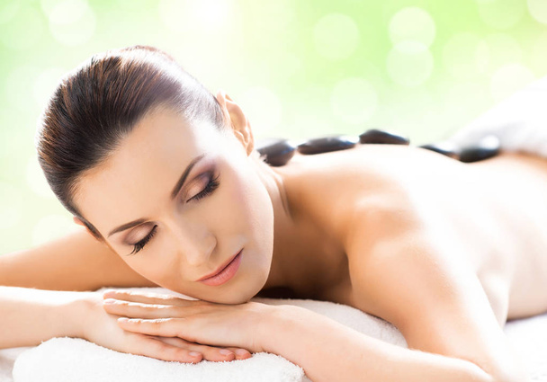 mulher jovem e natural em massagem spa
  - Foto, Imagem