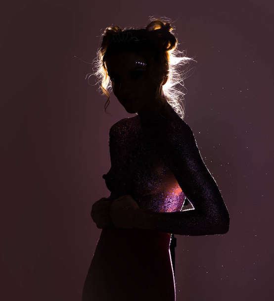 Красива дівчина з модним макіяжем на темному тлі
 - Фото, зображення