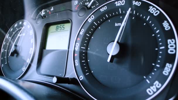 Guida in auto con 140 kmh in autostrada - estremo primo piano del cruscotto dell'auto - Filmati, video