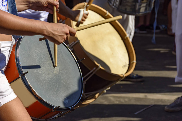 Tambores tocando durante la interpretación de samba
 - Foto, imagen