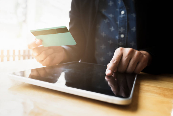  Compras en línea utilizan tarjeta de crédito para pagar en línea
. - Foto, imagen