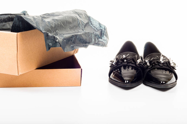 Novos sapatos de couro preto feminino bonito em uma caixa isola
 - Foto, Imagem