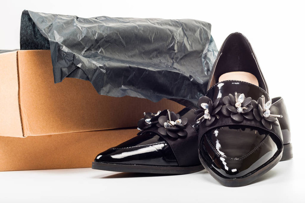 Nieuwe zwarte vrouwelijke mooi lakleder schoenen in een vak isola - Foto, afbeelding