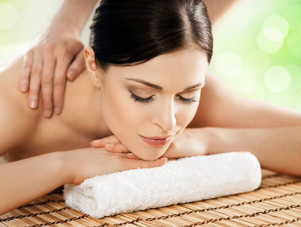 junge und natürliche Frau auf Wellness-Massage  - Foto, Bild