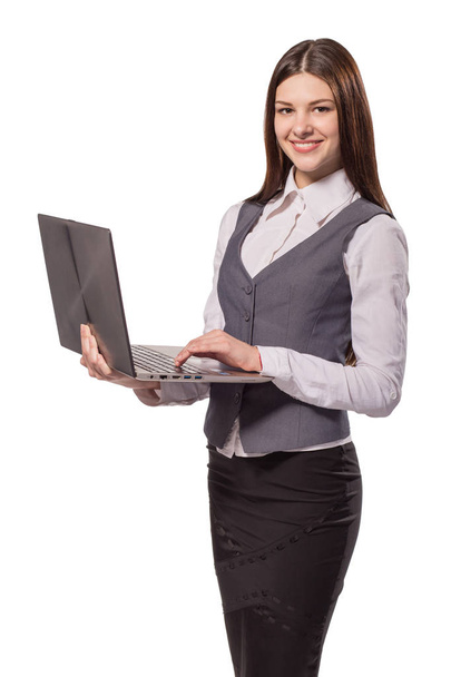 Jovem sorrindo mulher trabalhando no laptop isolado
 - Foto, Imagem