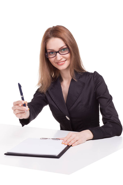 Χαμογελαστή γυναίκα διαχείριση προσφορά να υπογράψουν ένα σημαντικό έγγραφο - Φωτογραφία, εικόνα