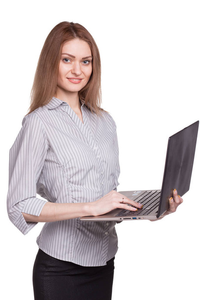 Jovem sorrindo mulher trabalhando no laptop isolado
 - Foto, Imagem