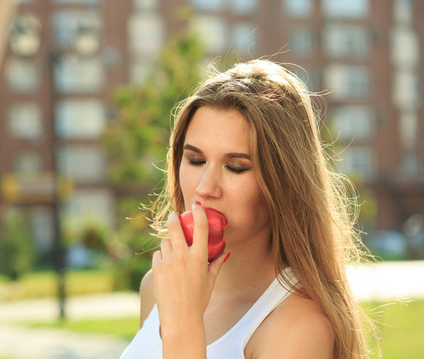 schönes Mädchenporträt mit Apfel. Obst essen - Foto, Bild