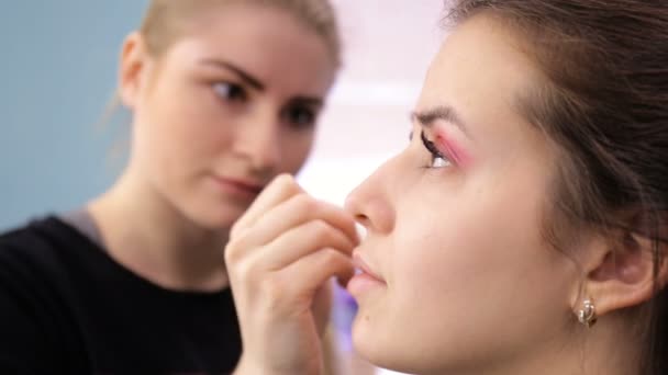 Make-up artist doing make-up, face close-up - Video, Çekim