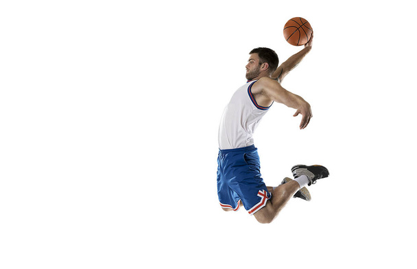 分離された白のボールでジャンプのプロ バスケット ボール選手 - 写真・画像