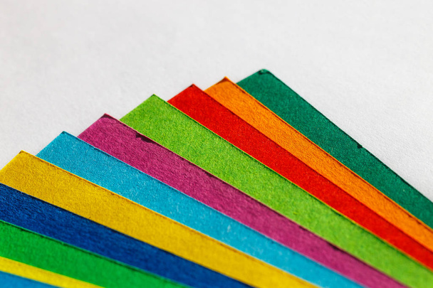 Carta colorata isolata su sfondo bianco, primo piano
 - Foto, immagini