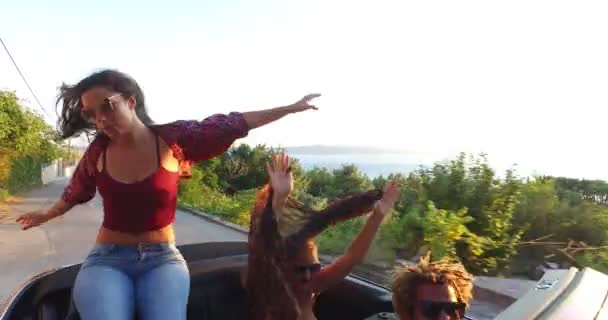 vrienden rijden in een cabrio - Video