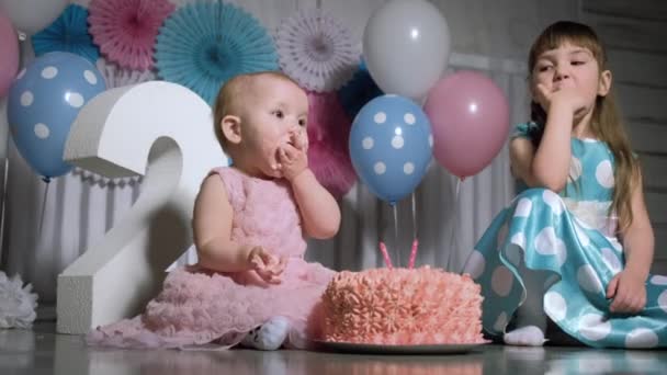 gyerekek-étkezés születésnapi torta - Felvétel, videó