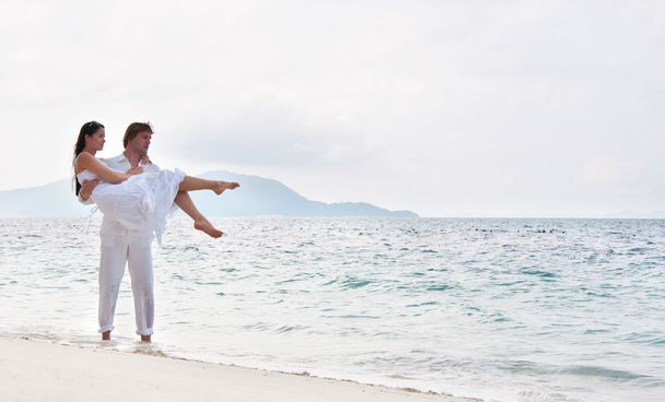 Зображення романтичної молодої пари, яка гуляє на морському вогні
 - Фото, зображення