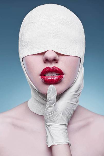 Giovane donna di moda con la testa fasciata e mani infermiera
 - Foto, immagini