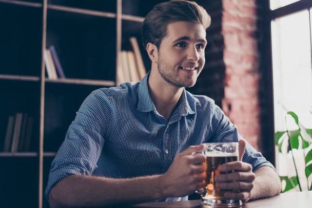 Портрет молодого чоловіка, який відпочиває вдома у вихідні з пивом
 - Фото, зображення
