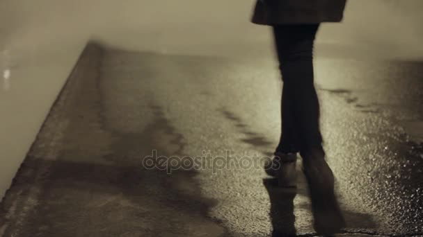 Κορίτσι σε γκρι παλτό με τα πόδια στο δρόμο της πόλης νύχτα σε ατμό άσπρο σύννεφο, να γυρίσει πίσω - Πλάνα, βίντεο