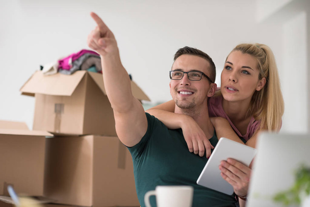 Young couple moving in a new home - Foto, Bild