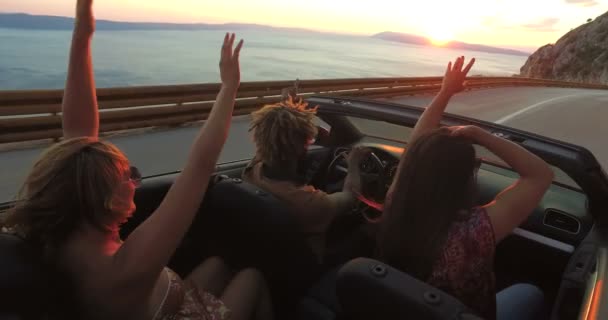 hombre de fiesta con amigos en convertible
 - Metraje, vídeo
