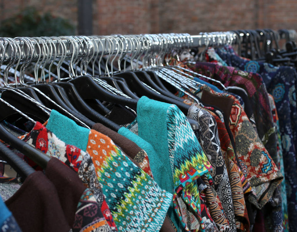 στάβλο με τα πολλά vintage ρούχα που κρέμονται προς πώληση - Φωτογραφία, εικόνα