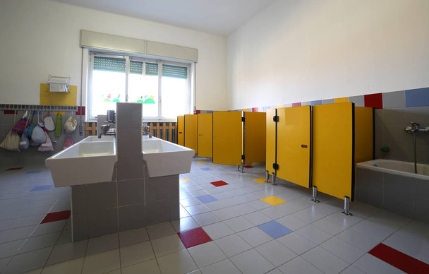 à l'intérieur d'une salle de bain scolaire avec petits lavabos
 - Photo, image