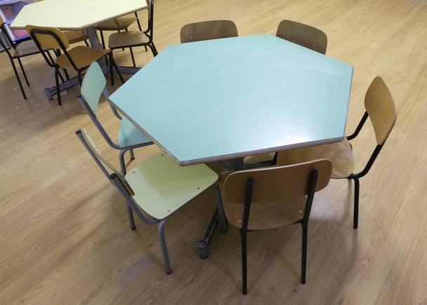 Mesa hexagonal con las sillas de una clase escolar para niños
 - Foto, imagen