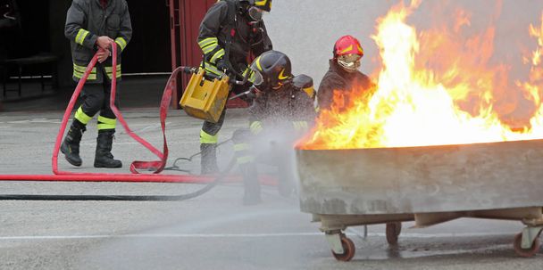 pompiers pendant l'exercice dans la caserne de pompiers pour éteindre
 - Photo, image