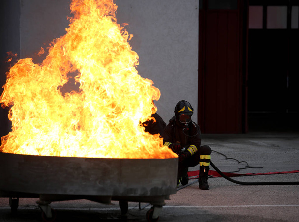 храбрые пожарные во время учений по тушению огня
 - Фото, изображение