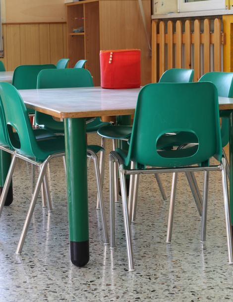 dentro de un aula de la escuela con sillas verdes
 - Foto, imagen