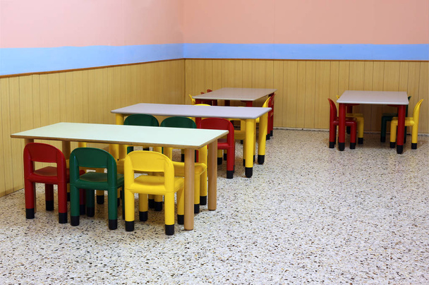 kolorowe ławki i miejsc klasy dzieci w wieku przedszkolnym - Zdjęcie, obraz