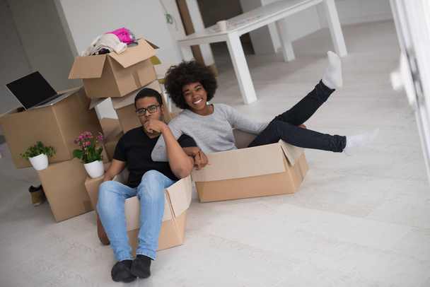 African American couple  playing with packing material - Fotografie, Obrázek