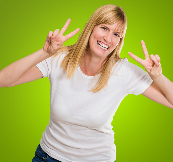 Onnellinen nainen osoittaa rauhan merkki
 - Valokuva, kuva