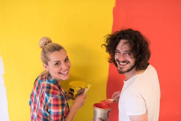 couple painting interior wall - Foto, imagen