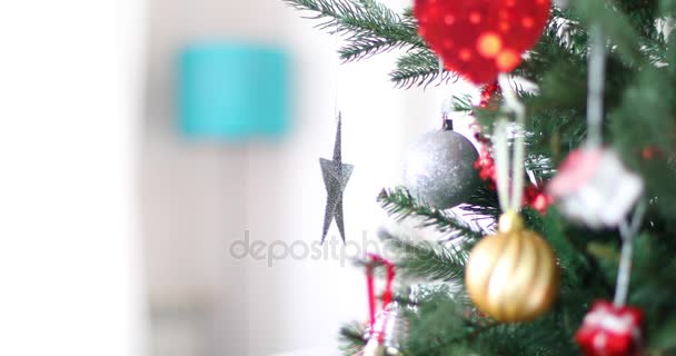 estrela de prata girando na árvore de natal
 - Filmagem, Vídeo