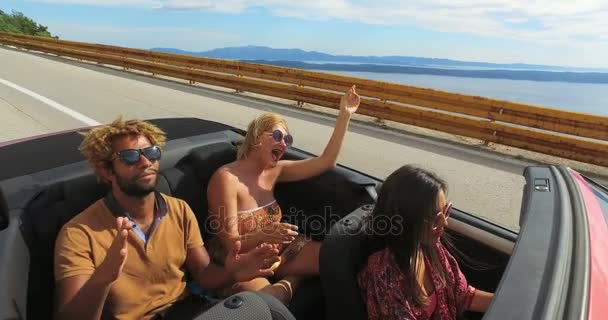 hipster amigos teniendo en convertible
 - Metraje, vídeo