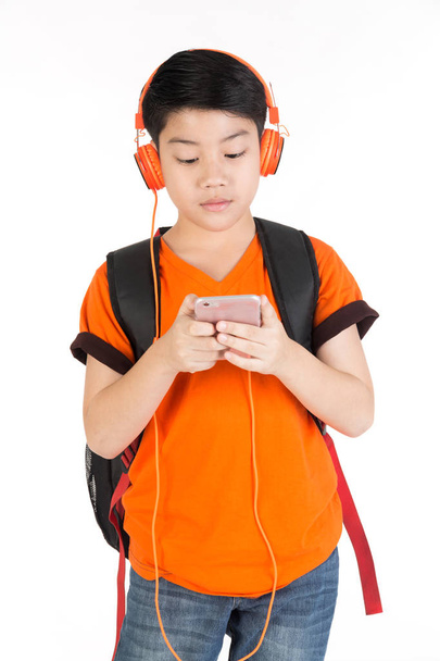Asiático chico uso de el móvil
 - Foto, imagen
