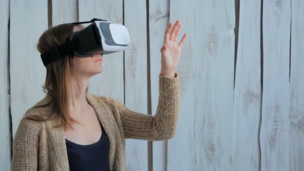 Jeune femme utilisant des lunettes de réalité virtuelle - Séquence, vidéo